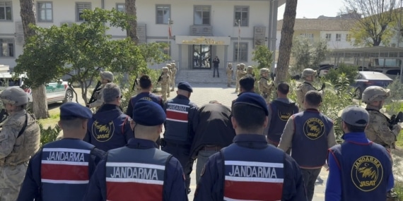 Annesini odunla başına vurup, öldürdü