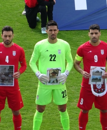 İRAN A MİLLİ FUTBOL TAKIMI, KOSTA RİKA MAÇINA SAVAŞTA HAYATINI KAYBEDEN ÇOCUKLARIN FOTOĞRAFIYLA ÇIKTI İRAN'IN 5-0 GALİP GELDİĞİ KARŞILAŞMAYI FIFA BAŞKANI GİANNİ INFANTİNO DA TAKİP ETTİ