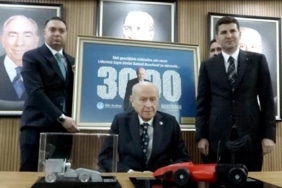 Bahçeli, Ülkü Ocakları'nın yarış arabalarına 'Göktay' i