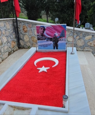 Bursa'daki şehitlikten minyatür komando heykelini çalan şüpheli yakalandı