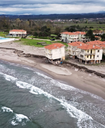 Sakarya'da kıyı erozyonu nedeniyle bir villa yıkılma tehlikesi yaşıyor