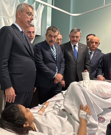 Bakanlar Kahramanmaraş'taki silahlı saldırıda yaralananları ziyaret etti