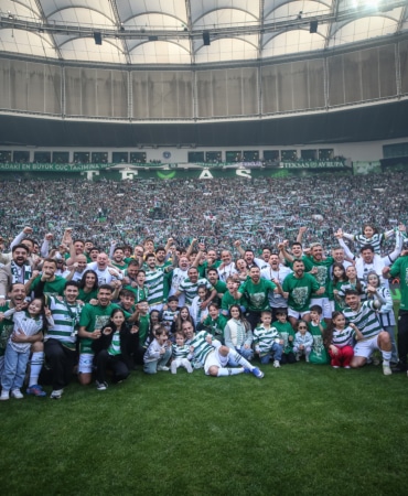 Bursaspor, şampiyonluğunu ilan ederek 1. Lig'e yükselmeyi garantiledi