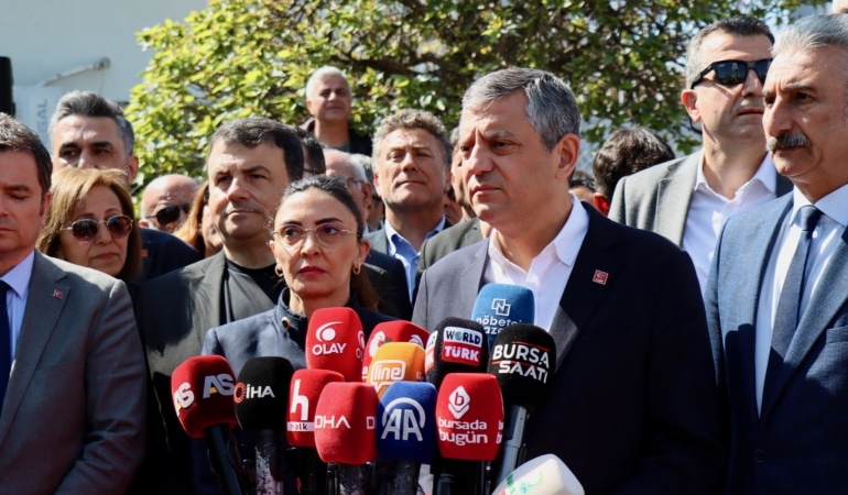 Özgür Özel'den, Bursa Büyükşehir Belediye Başkanlığı görevinden uzaklaştırılan Bozbey'e cezaevinde ziyaret