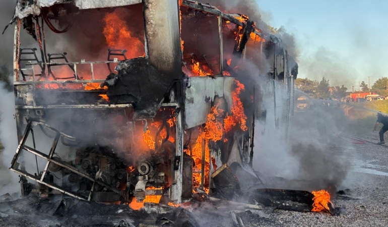 Marmaris'te tur otobüsü yandı