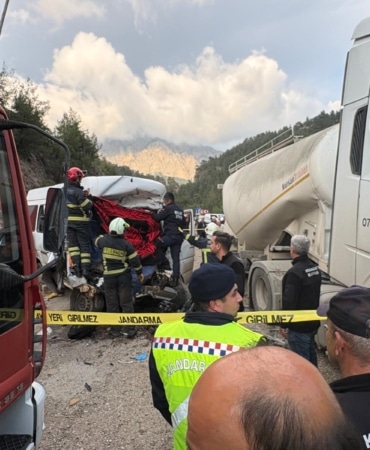 Antalya'da TIR ile minibüs çarpıştı: 7 ölü, 7 yaralı  (1