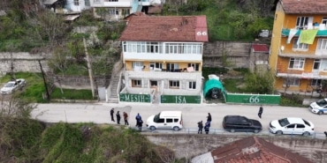 EVİN ÇATISINA VE ÖNÜNDEKİ ÇİTLERE YAZILAN YAZILAR EKİPLERİ HAREKETE GEÇİRDİ KARABÜK'TE KENDİSİNİ "MESİH" İLAN EDEN KİŞİNİN YAZILARI KALDIRILDI