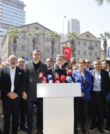 İZMİR BÜYÜKŞEHİR BELEDİYE BAŞKANI TUGAY: "BU ŞEHİR OLDU BİTTİLERLE TESLİM EDİLEMEZ" "DEVAM EDEN BİR DAVA VE BEKLENEN BİR YARGI SÜRECİ VAR"