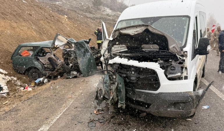 ÖĞRETMENLERİ TAŞIYAN SERVİS İLE OTOMOBİL ÇARPIŞTI: 1 ÖLÜ, 2'Sİ AĞIR 10 YARALI