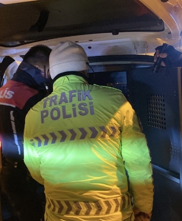 ALKOLMETREYE ÜFLEMEYİ REDDETTİ, 200 BİN LİRA CEZA YEDİ BOLU'DA ŞÜPHE ÜZERİNE DURDURULAN EHLİYETSİZ SÜRÜCÜNÜN ÜZERİNDEN UYUŞTURUCU ÇIKTI