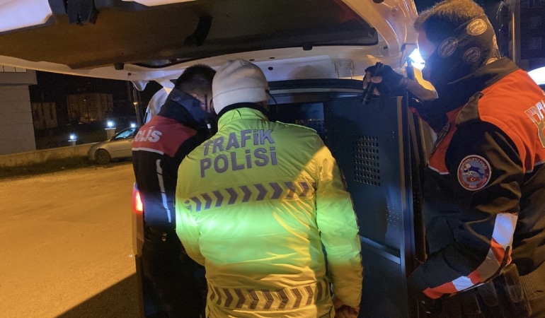 ALKOLMETREYE ÜFLEMEYİ REDDETTİ, 200 BİN LİRA CEZA YEDİ BOLU'DA ŞÜPHE ÜZERİNE DURDURULAN EHLİYETSİZ SÜRÜCÜNÜN ÜZERİNDEN UYUŞTURUCU ÇIKTI