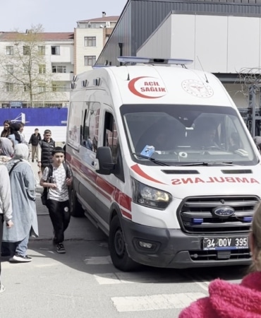 ATAŞEHİR'DE ORTAOKULDA ZEHİRLENME İDDİASI: ÇOK SAYIDA ÖĞRENCİ HASTANEYE KALDIRILDI