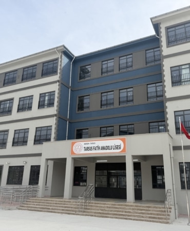 MERSİN'DE BİR LİSE ÖĞRENCİSİ SİLAHLA YAKALANDI