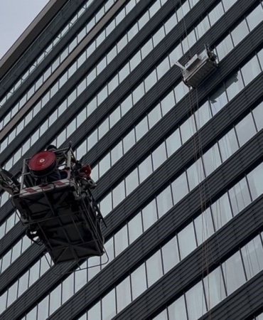 DIŞ CEPHEDE CAM SİLERKEN ASANSÖR SİSTEMİ ARIZA YAPINCA MAHSUR KALDILAR: İTFAİYENİN MÜDAHALESİYLE KURTARILDILAR KURTARMA ÇALIŞMALARI DRON İLE GÖRÜNTÜLENDİ