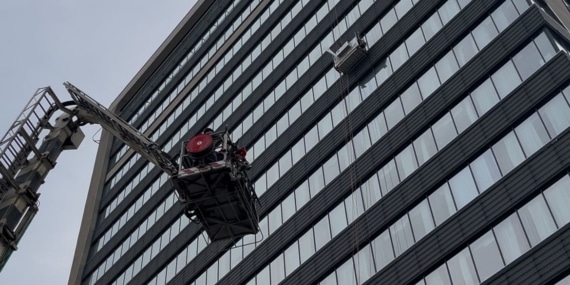 DIŞ CEPHEDE CAM SİLERKEN ASANSÖR SİSTEMİ ARIZA YAPINCA MAHSUR KALDILAR: İTFAİYENİN MÜDAHALESİYLE KURTARILDILAR KURTARMA ÇALIŞMALARI DRON İLE GÖRÜNTÜLENDİ