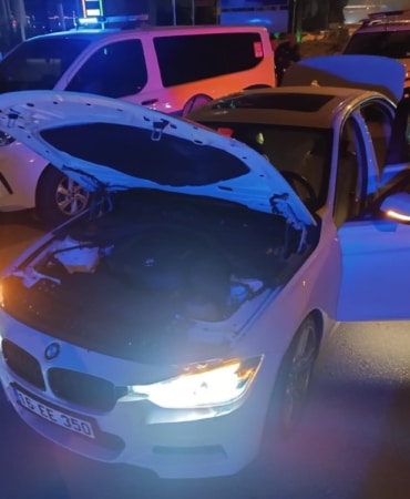 BURSA'DA GECE YARISI HESAPLAŞMA, ARACIN ÖNÜNÜ KESİP ATEŞ AÇTI BURSA'DA SİLAHLI HESAPLAŞMA, 1 YARALI