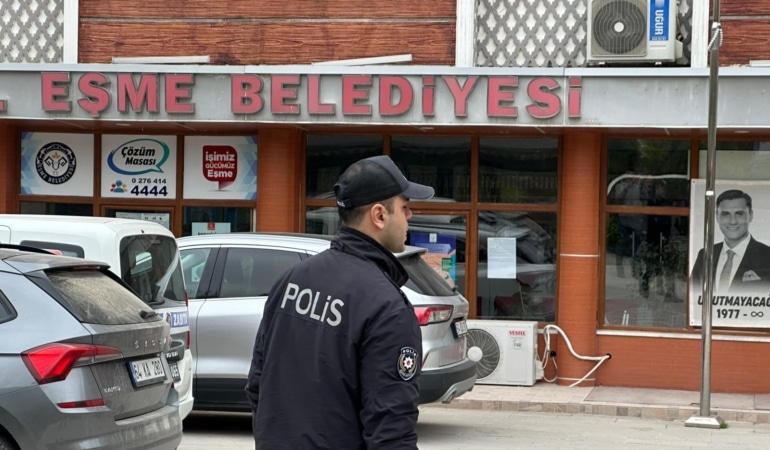 EŞME'DA BAŞKAN TOZAN, EŞİ VE 3 ŞÜPHELİYE İRTİKAP GÖZALTISI