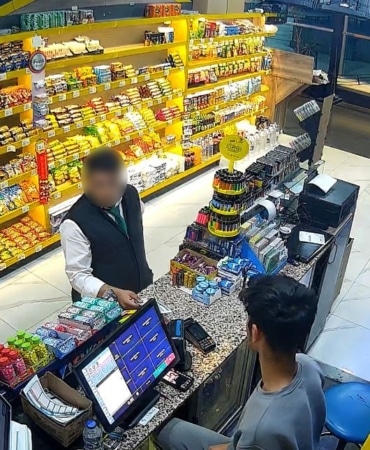 "BEN SABAH ÖDERİM" DEDİ 153 BİN LİRALIK İDDİA OYNAYIP KAYIPLARA KARIŞTI MAÇLARI BİRLİKTE TAKİP ETTİKLERİ BÜFE ÇALIŞANI: "BERABER SEVİNDİK, SONUNDA BEN ÜZÜLDÜM" BÜFECİNİN PARASIYLA BÜFECİYE İÇECEK ISMARLADI, SABAHA KADAR VERESİYE KUPON YAPIP ORTADAN KAYBOLDU MUAVİNDEN "PES" DEDİRTEN KUPON TAKTİĞİ: 20 BİNLE BAŞLADI, 153 BİN LİRALIK OYNAYIP KAYIPLARA KARIŞTI