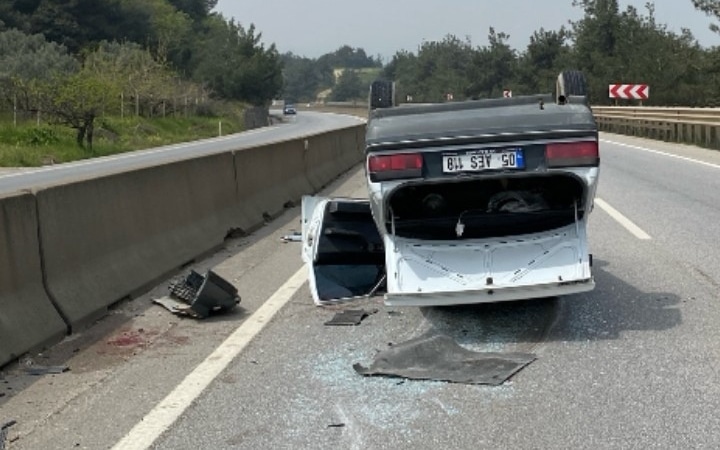 KONTROLDEN ÇIKAN OTOMOBİL TAKLA ATIP TERS DURDU