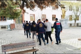 ÇOBANLARI HAMAMA GÖTÜRÜP OYALADILAR, 36 BÜYÜKBAŞ HAYVANI ÇALDILAR