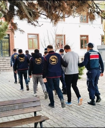 ÇOBANLARI HAMAMA GÖTÜRÜP OYALADILAR, 36 BÜYÜKBAŞ HAYVANI ÇALDILAR