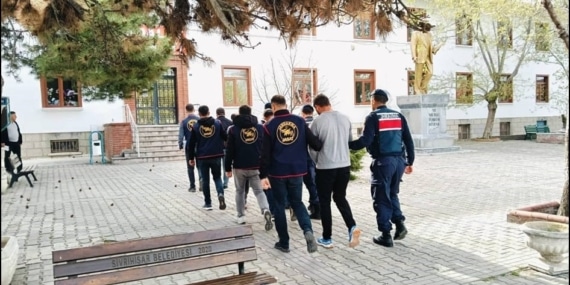 ÇOBANLARI HAMAMA GÖTÜRÜP OYALADILAR, 36 BÜYÜKBAŞ HAYVANI ÇALDILAR