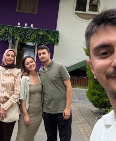 AYLA ÖĞRETMENİN OĞLU FURKAN KARA: "ANNEM AİLEMİZİN KAHRAMANIYDI, ÖĞRENCİLERİNİN DE KAHRAMANI OLDU" "ANNEM ÖĞRENCİLERİNİN KAÇMALARINA YARDIMCI OLMUŞ, ÖNLERİNE GEÇEREK SİPER OLUP KURTULMALARINI SAĞLAMIŞ"