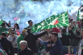 BURSASPOR ŞAMPİYONLUĞUNU BÖYLE KARŞILADI DEV EKRANLARDA İZLEDİLER, MEŞALELER İLE SOKAKLARA TAŞTILAR