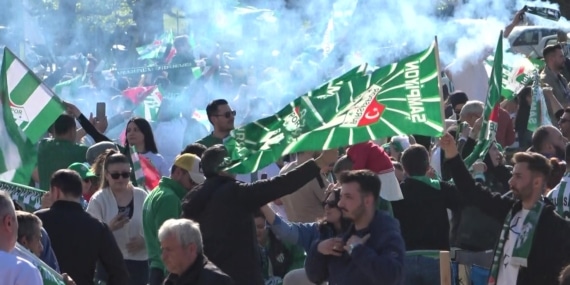 BURSASPOR ŞAMPİYONLUĞUNU BÖYLE KARŞILADI DEV EKRANLARDA İZLEDİLER, MEŞALELER İLE SOKAKLARA TAŞTILAR