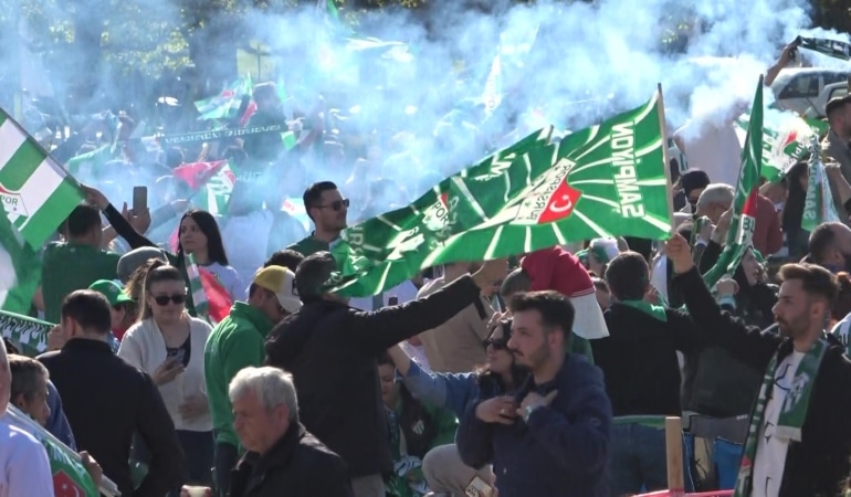 BURSASPOR ŞAMPİYONLUĞUNU BÖYLE KARŞILADI DEV EKRANLARDA İZLEDİLER, MEŞALELER İLE SOKAKLARA TAŞTILAR