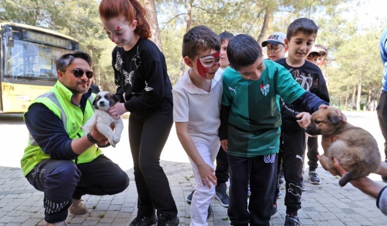 BURSA'DA ÇOCUKLAR PATİLİ DOSTLARLA BULUŞTU