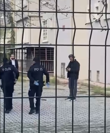 POLİSTEN KAÇAN ŞAHIS, TABANCASINI OKUL BAHÇESİNE ATTI