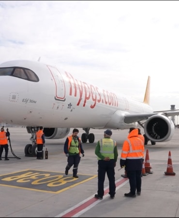 İRAN'DA MAHSUR KALAN PEGASUS UÇAĞI 52 GÜN SONRA SABİHA GÖKÇEN'DE ALKIŞLARLA KARŞILANDI