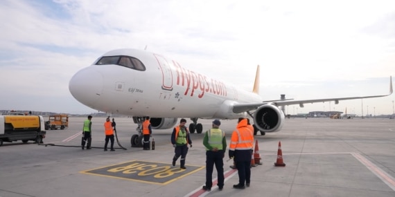 İRAN'DA MAHSUR KALAN PEGASUS UÇAĞI 52 GÜN SONRA SABİHA GÖKÇEN'DE ALKIŞLARLA KARŞILANDI