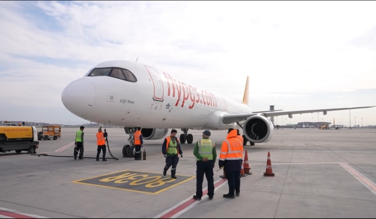 İRAN'DA MAHSUR KALAN PEGASUS UÇAĞI 52 GÜN SONRA SABİHA GÖKÇEN'DE ALKIŞLARLA KARŞILANDI