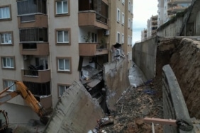 BURSA'DA KORKUTAN GÖÇÜK HAVADAN GÖRÜNTÜLENDİ...BALKONLAR YIKILDI, ARAÇLAR ENKAZ ALTINDA MUDANYA'DA İSTİNAT DUVARI FACİASINDA 2 BLOK TAHLİYE EDİLDİ, HASARIN BOYUTU DRONLA ORTAYA ÇIKTI