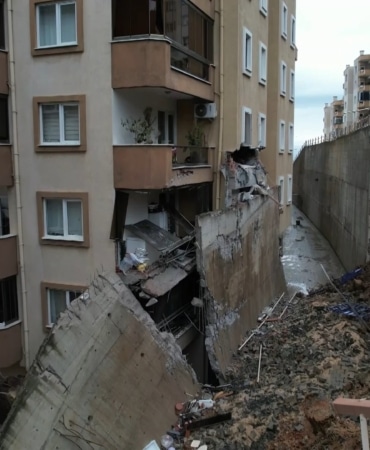 BURSA'DA KORKUTAN GÖÇÜK HAVADAN GÖRÜNTÜLENDİ...BALKONLAR YIKILDI, ARAÇLAR ENKAZ ALTINDA MUDANYA'DA İSTİNAT DUVARI FACİASINDA 2 BLOK TAHLİYE EDİLDİ, HASARIN BOYUTU DRONLA ORTAYA ÇIKTI