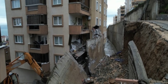 BURSA'DA KORKUTAN GÖÇÜK HAVADAN GÖRÜNTÜLENDİ...BALKONLAR YIKILDI, ARAÇLAR ENKAZ ALTINDA MUDANYA'DA İSTİNAT DUVARI FACİASINDA 2 BLOK TAHLİYE EDİLDİ, HASARIN BOYUTU DRONLA ORTAYA ÇIKTI