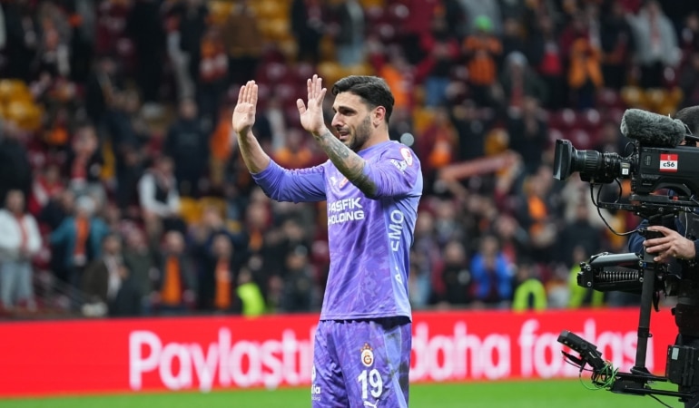 GALATASARAYLI TARAFTARLARDAN GÜNAY GÜVENÇ'E DESTEK