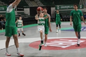 BURSASPOR BASKETBOL TAKIMI'NI 1.20'LİK MİNİKLER TERLETTİ DEV ADAMLAR MİNİKLERE KARŞI 23 NİSAN'DA NEFES KESEN MAÇ KAMERADA
