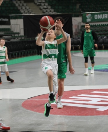 BURSASPOR BASKETBOL TAKIMI'NI 1.20'LİK MİNİKLER TERLETTİ DEV ADAMLAR MİNİKLERE KARŞI 23 NİSAN'DA NEFES KESEN MAÇ KAMERADA