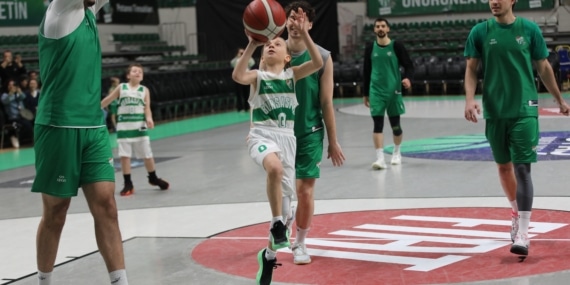 BURSASPOR BASKETBOL TAKIMI'NI 1.20'LİK MİNİKLER TERLETTİ DEV ADAMLAR MİNİKLERE KARŞI 23 NİSAN'DA NEFES KESEN MAÇ KAMERADA
