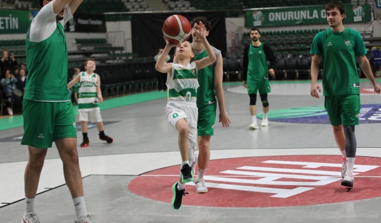 BURSASPOR BASKETBOL TAKIMI'NI 1.20'LİK MİNİKLER TERLETTİ DEV ADAMLAR MİNİKLERE KARŞI 23 NİSAN'DA NEFES KESEN MAÇ KAMERADA