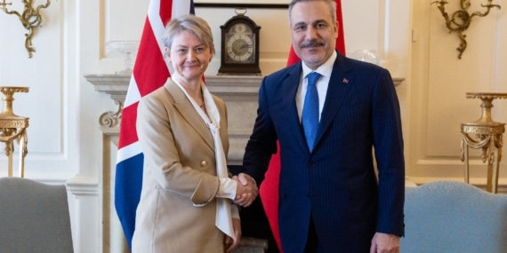 DIŞİŞLERİ BAKANI FİDAN, İNGİLTERE'DE DIŞİŞLERİ BAKANI FİDAN, İNGİLİZ MEVKİDAŞI COOPER İLE BİR ARAYA GELDİ TÜRKİYE VE İNGİLTERE ARASINDA STRATEJİK ORTAKLIK ÇERÇEVE BELGESİ İMZALANDI