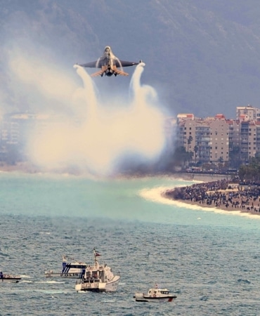 SOLOTÜRK ANTALYA'DA NEFES KESTİ: 23 NİSAN KUTLAMALARINDA GÖKYÜZÜ BAYRAKLARLA BULUŞTU