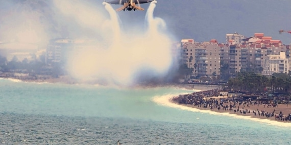 SOLOTÜRK ANTALYA'DA NEFES KESTİ: 23 NİSAN KUTLAMALARINDA GÖKYÜZÜ BAYRAKLARLA BULUŞTU