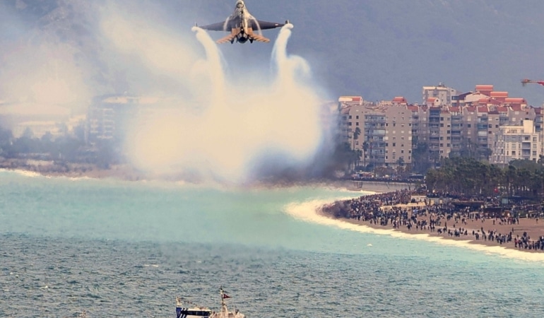 SOLOTÜRK ANTALYA'DA NEFES KESTİ: 23 NİSAN KUTLAMALARINDA GÖKYÜZÜ BAYRAKLARLA BULUŞTU