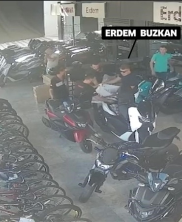 MANAVGAT ÖNCEKİ DÖNEM BELEDİYE BAŞKANI SÖZEN HAKKINDA İFADELERDE ŞOK SUÇLAMALAR: PARA ALIŞVERİŞİ GÜVENLİK KAMERASINDA PARANIN MOTOSİKLETLE GETİRİLİP ÇANTADA ŞÜKRÜ SÖZEN'E TESLİM EDİLDİĞİ ANLAR GÜVENLİK KAMERALARINA YANSIDI