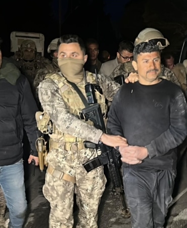 UŞAK'TA GÖREV BAŞINDAKİ POLİS EKİPLERİNE POMPALI TÜFEKLE ATEŞ AÇILDI: 2 POLİS YARALANDI