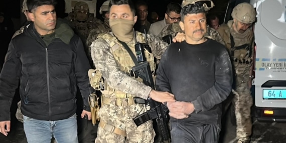 UŞAK'TA GÖREV BAŞINDAKİ POLİS EKİPLERİNE POMPALI TÜFEKLE ATEŞ AÇILDI: 2 POLİS YARALANDI